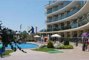 阳光海滩朱莉娅家庭公寓式酒店的大楼前设有游泳池的酒店