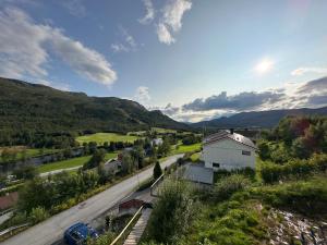 VassendenPrivate Room With Beautiful View的享有道路的空中景色,设有房屋和山脉