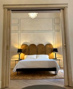 蒙特普齐亚诺Casa del Fauno的一间卧室配有一张大床和大床头板