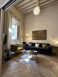 蒙特普齐亚诺Casa del Fauno的客厅配有沙发和桌子