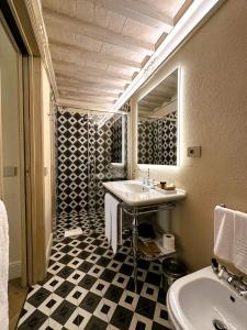 蒙特普齐亚诺Casa del Fauno的浴室铺有黑白格子地板。