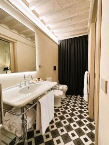 蒙特普齐亚诺Casa del Fauno的一间带水槽和卫生间的浴室