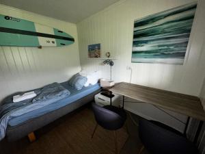 VassendenPrivate Room With Beautiful View的小房间设有一张床和一张书桌