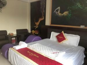 Lương KêHotel Nam Sơn的酒店客房,床上有毯子