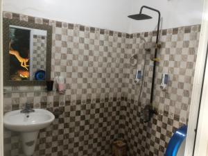 Lương KêHotel Nam Sơn的浴室配有盥洗盆和带镜子的淋浴