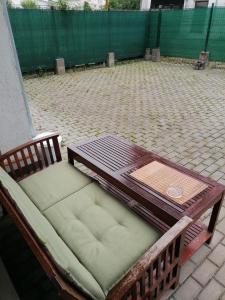 克卢日-纳波卡Queency Apartament cu gradina și parcare gratuita的一张桌子和一张茶几的长凳