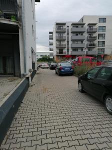 克卢日-纳波卡Queency Apartament cu gradina și parcare gratuita的停在砖街上的一群汽车