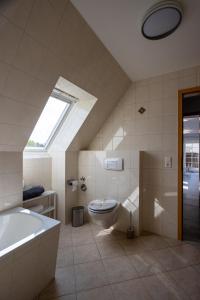 弗赖贝格Ferienwohnung Gartenstadt Seilerberg的带浴缸、卫生间和盥洗盆的浴室