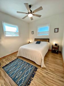 MoundsvilleGiriraja Ashraya的一间卧室配有一张床和吊扇