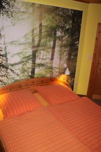 于克里茨Haus Seefeld的卧室墙上挂有树木壁画