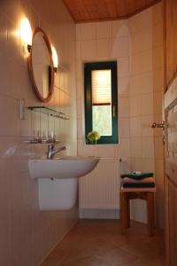 于克里茨Haus Seefeld的一间带水槽和镜子的浴室以及窗户。