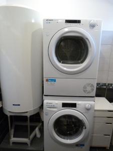 维耶尔宗Appartement T3 - RDC-Parking Gratuit的浴室内配有洗衣机和洗衣机。