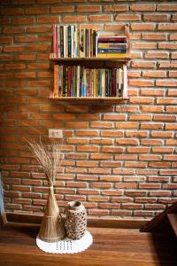 杰里科科拉Pousada Ksa Zen Jeri的砖墙,书架,书架