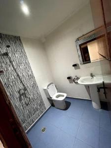 阿加迪尔Bel appartement 6 min de plage的一间带卫生间和水槽的浴室