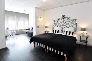 赞德沃特希斯必格尔酒店的卧室配有黑白床。