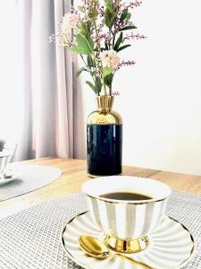 莱格尼察DOMAX的桌子,上面放着咖啡,花瓶
