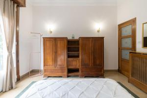奥伦塞Casa Bogart的一间卧室配有木制橱柜和电视