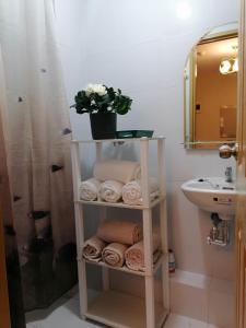 杜马格特2BR Cozy Seaside Condo in Dumaguete的浴室设有毛巾架和水槽