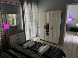 雅典Athenian Gem的一间卧室配有一张床和一面大镜子