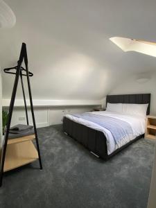 马特洛克Wards House Loft Apartment, Matlock的一间卧室配有一张黑色框架大床