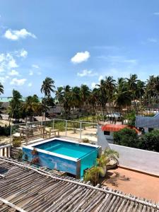 帕杰Hi Zanzibar的棕榈树度假村顶部的游泳池