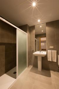 潘普洛纳IRAIPE Pamplona Hostal的一间带水槽和淋浴的浴室
