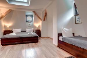 耶德利纳-兹德鲁伊Hotel Charlotta的一间卧室设有两张床和窗户。