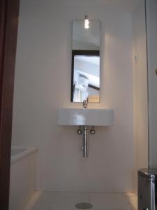 马拉加圣何塞大学酒店的一间带水槽和镜子的浴室