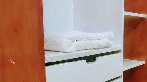 莫罗戈罗Elrad Residence Villa by Monalisa的衣柜内架上的一双毛巾