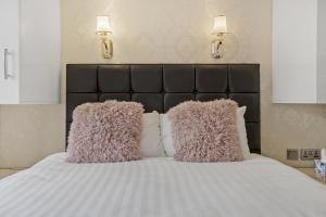 普里茅斯Luxury Oceana Apartment, Central City Centre, Newly Refurbished的床上有两张粉红色枕头