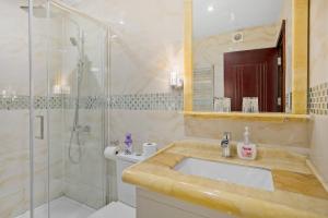 普里茅斯Luxury Oceana Apartment, Central City Centre, Newly Refurbished的一间带水槽和淋浴的浴室