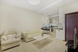 普里茅斯Luxury Oceana Apartment, Central City Centre, Newly Refurbished的客厅配有沙发和桌子