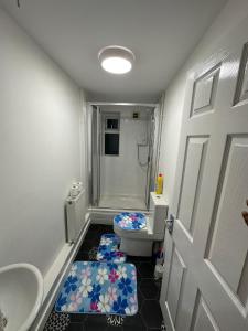 利物浦Liberty Inn Room with sharing toilet and kitchen的一间带卫生间、淋浴和门的浴室