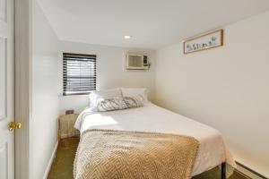 Long Island Studio Vacation Rental 4 Mi to Beach的一间小卧室,卧室内配有一张床铺