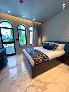 耶路撒冷Saladin Boutique Hotel的一间卧室设有一张大床,部分设有窗户。