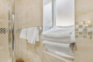 普里茅斯Luxury Mayflower Apartment, Central City Centre, Newly Refurbished的一间带白色毛巾和淋浴的浴室