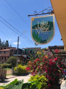 瓜塔佩Lake View Hostel的街边湖景酒店的标志