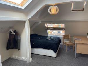 泰恩河畔纽卡斯尔Cosy Room in city centre的一间小卧室,配有一张床和一张书桌