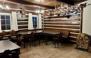 斯特拉兹内Chata VISTA Strážné的餐厅拥有木墙和桌椅