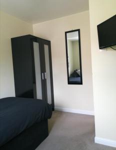 霍尔斯特德59 Halstead - Gorgeous single bedroom with private bathroom的一间卧室配有黑色橱柜和镜子