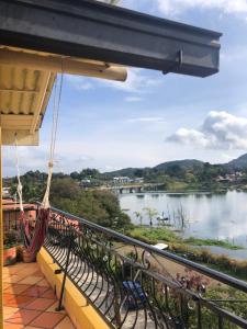 瓜塔佩Lake View Hostel的河景阳台