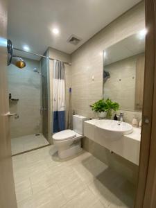 河内Blue Ocean Homestay的浴室配有卫生间、盥洗盆和淋浴。