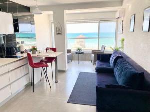 海法Seaside cozy apartment的带沙发和桌子的客厅以及厨房。