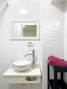 海法Seaside cozy apartment的浴室设有白色水槽和镜子