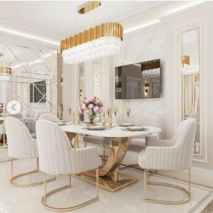 巴库Special VIP Mariott Apartment的一间带桌子和白色椅子的用餐室