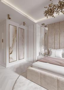 巴库Special VIP Mariott Apartment的白色卧室配有一张大床和吊灯