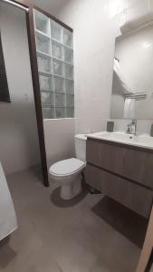 MatouryLocaGuyane的白色的浴室设有卫生间和水槽。