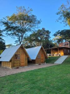 LajeadoPousada Sossego do Tocantins的金属屋顶的木制谷仓