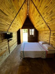 LajeadoPousada Sossego do Tocantins的一间位于木屋内的大型客房,配有一张床铺