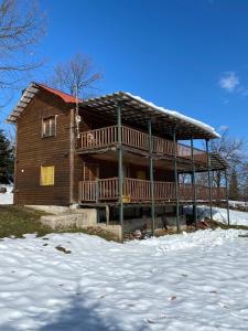 KoutsodímosTraditional Wooden Apartment的雪地里带甲板的木屋